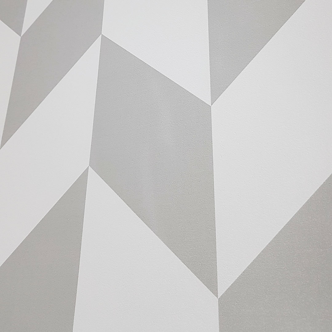 Světlá bílo-šedá tapeta s abstraktním vzorem cik cak, chevron, skandinávský módní design - Dekoori obrázek 4