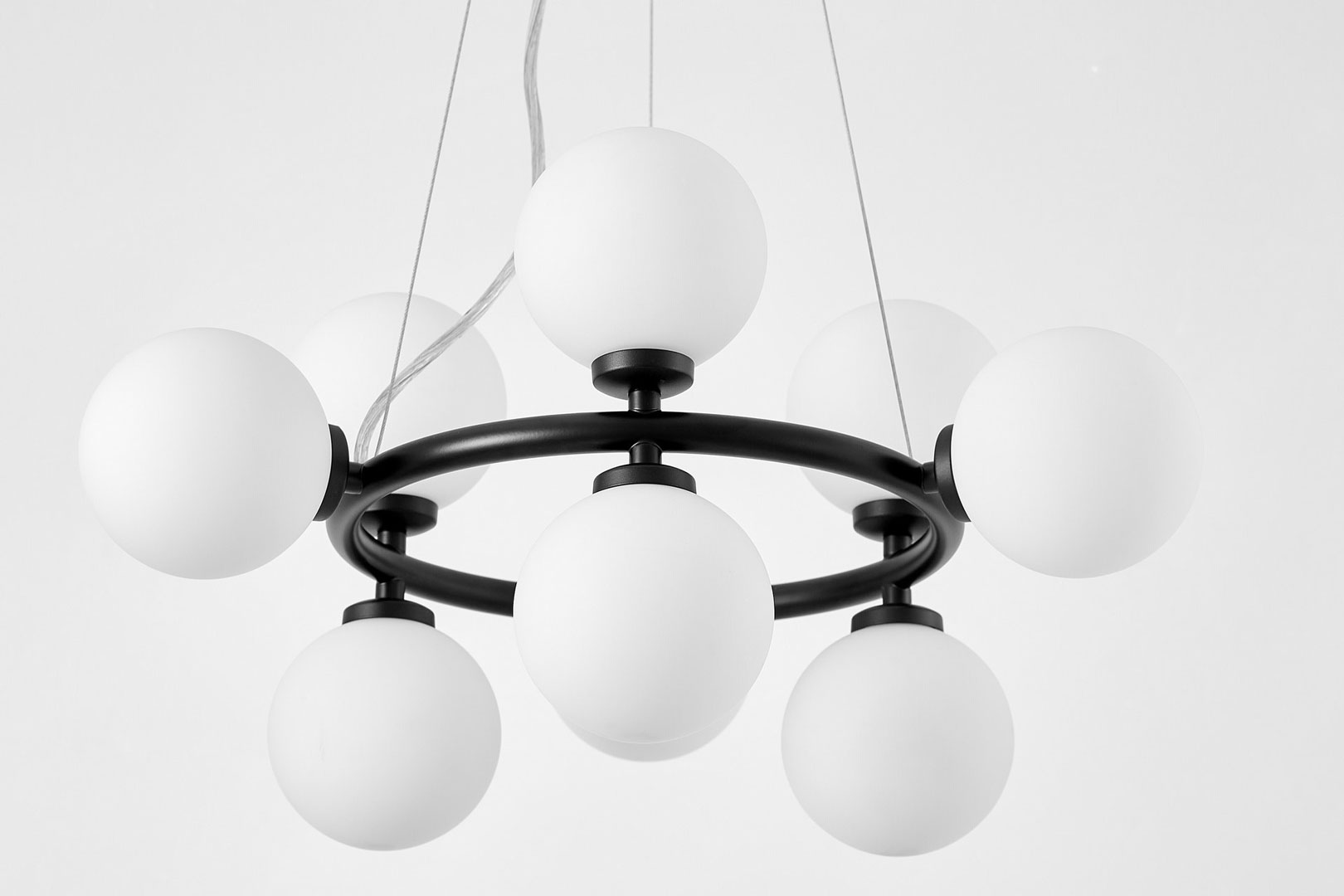 Černý lustr, vícebodová závěsná lampa, bílé stínidla, skleněné koule - MARSIADA - Lumina Deco obrázek 4