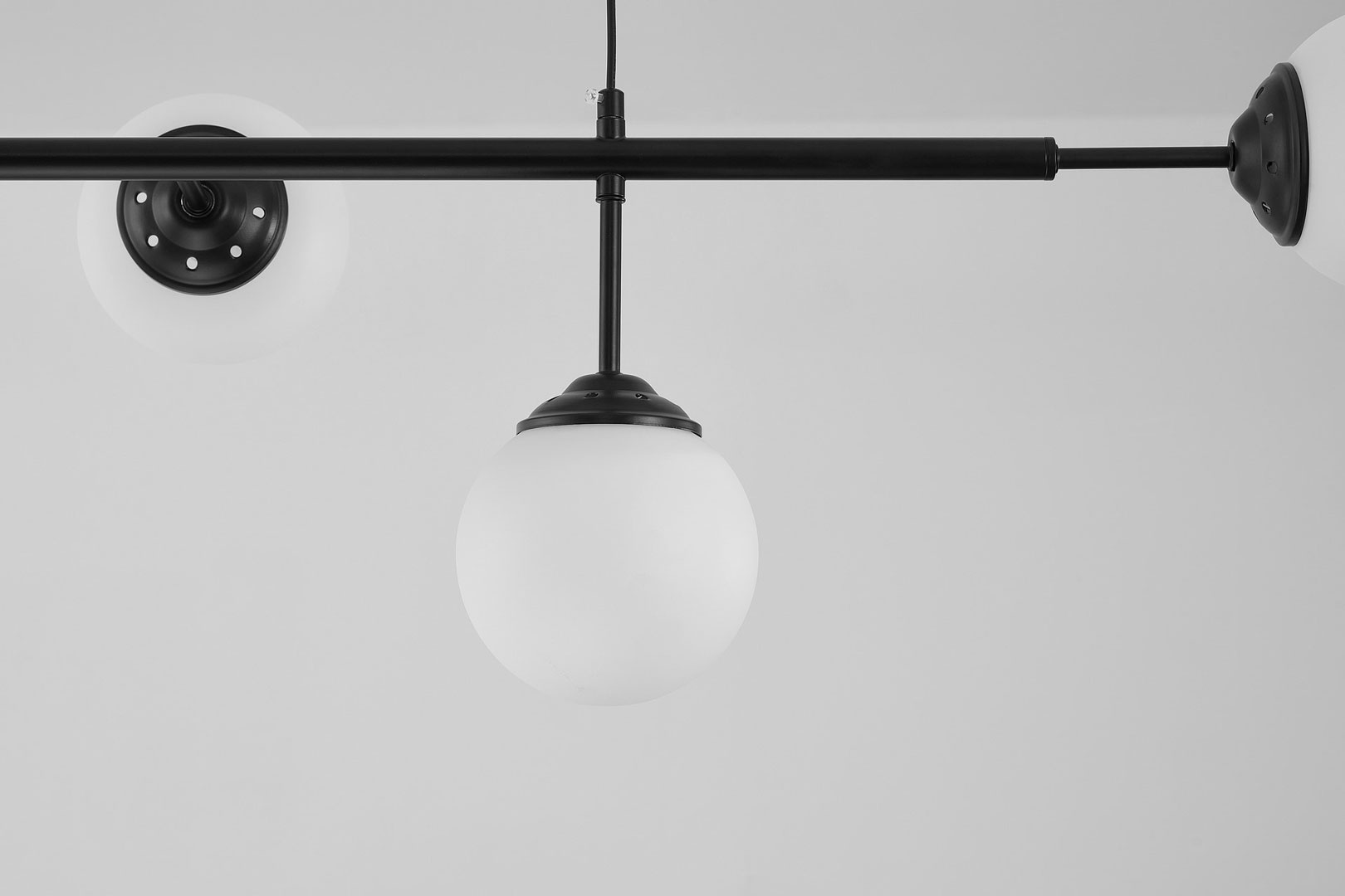 Černý lustr, kulovitá stínidla, závěsné svítidlo, vodorovná trubice, dvě kulaté krytky - FINO - Lampit obrázek 3