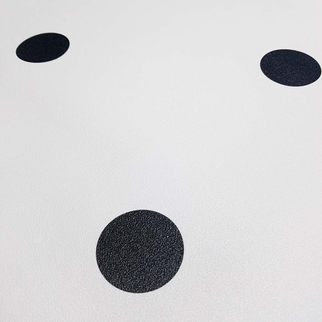 Bílá tapeta s černými puntíky, tečkami 5 cm - Dekoori obrázek 2