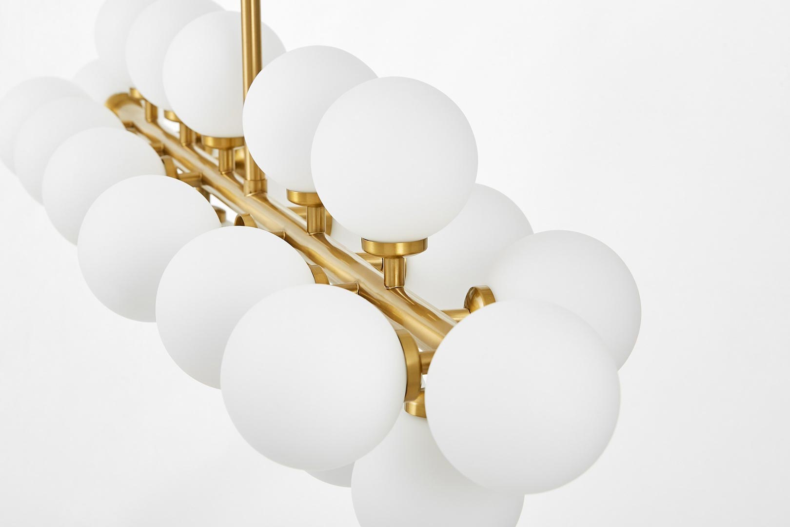 Elegantní, mosazné, závěsné svítidlo PETRICA bílé stínidla skleněné koule - Lumina Deco obrázek 3