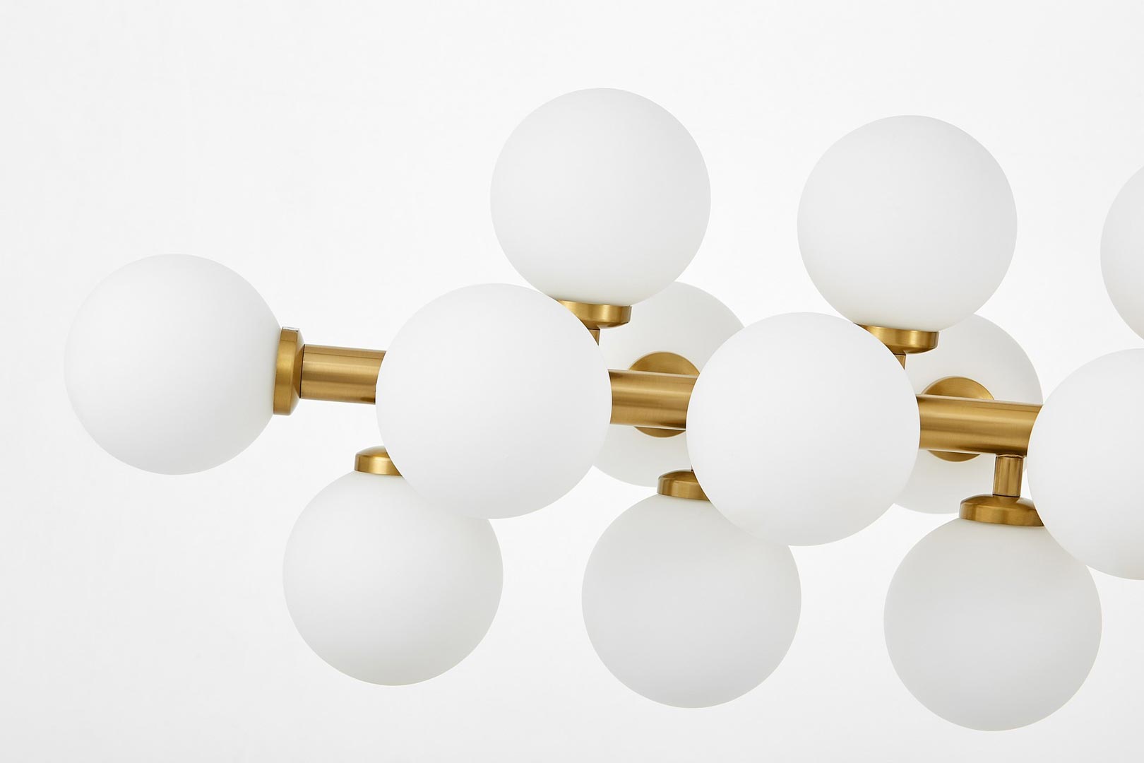 Elegantní, mosazné, závěsné svítidlo PETRICA bílé stínidla skleněné koule - Lumina Deco obrázek 4