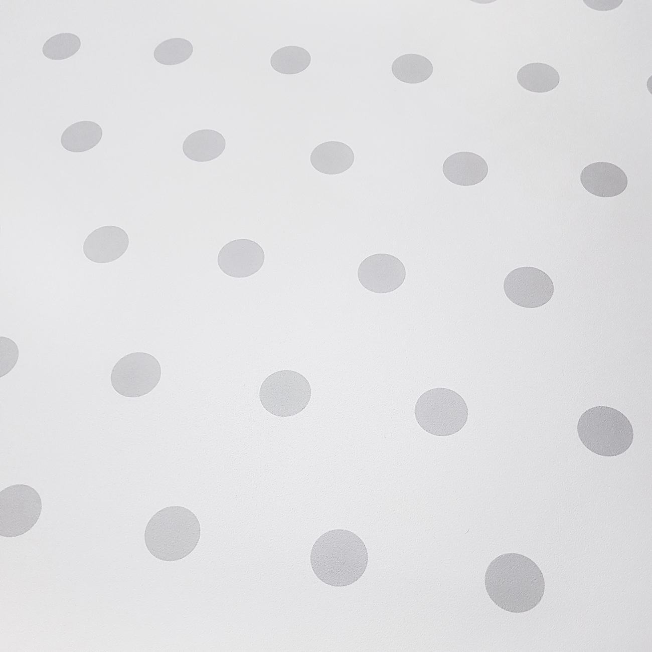 Bílá tapeta s šedými puntíky, tečky polka dot 5 cm - Dekoori obrázek 4