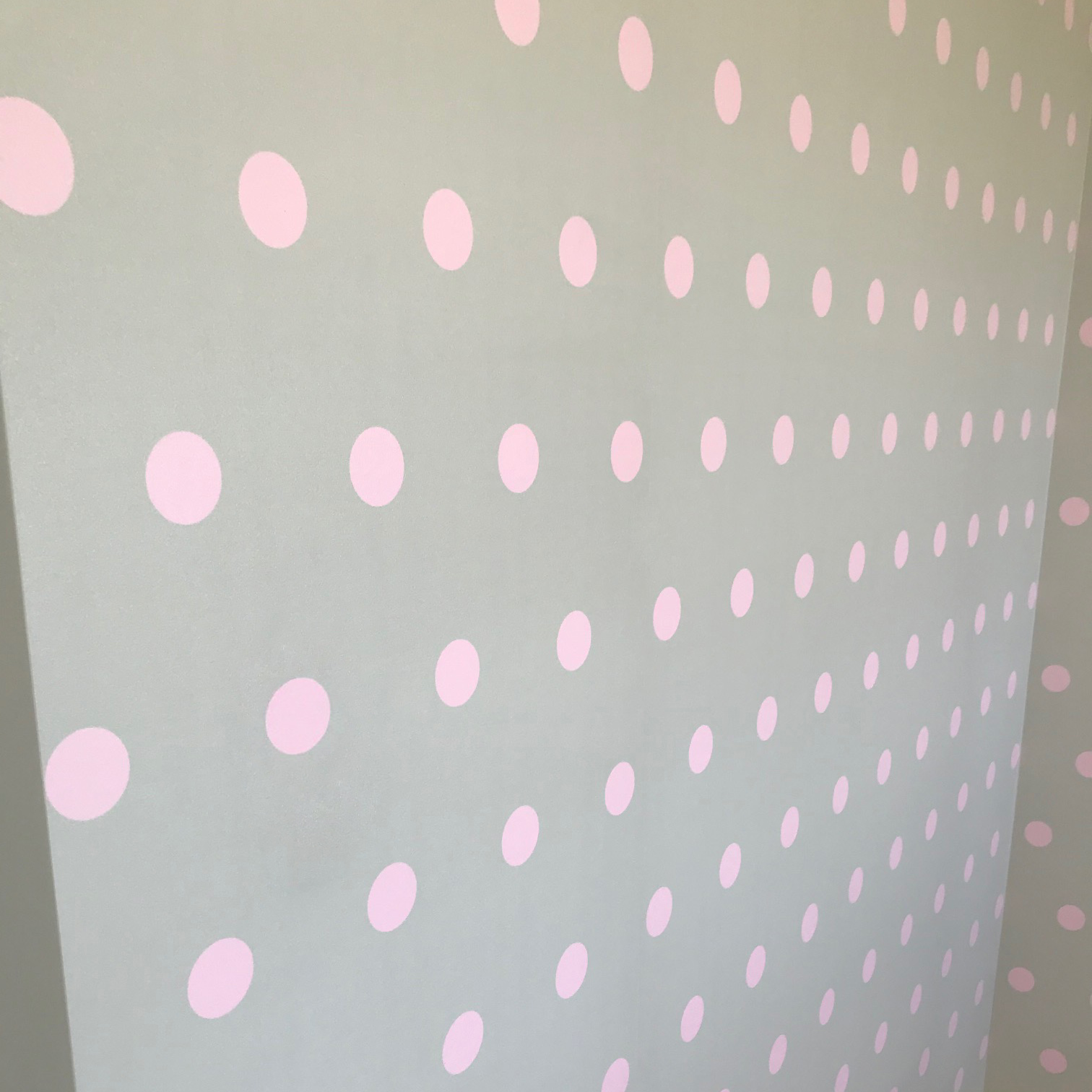 Šedá puntíkovaná tapeta do bytu s růžovými puntíky, tečky 5 cm - Dekoori obrázek 2