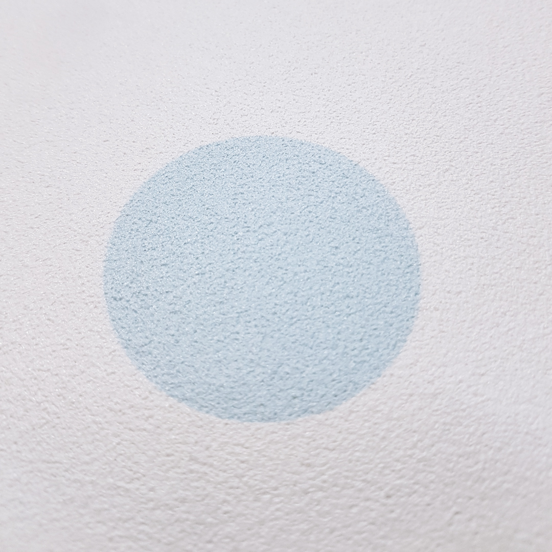 Barevná tapeta s šedými, modrými a fialovými puntíky, tečky 5 cm - Dekoori obrázek 4