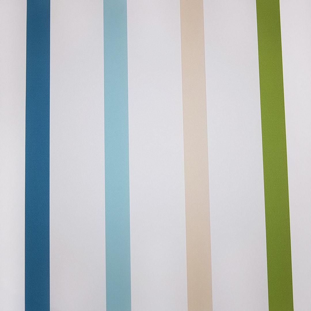 Dekorativní tapeta na stěnu s bílými, béžovými, zelenými a modrými svislými pruhy, do ložnice nebo dětského pokoje - Dekoori obrázek 3