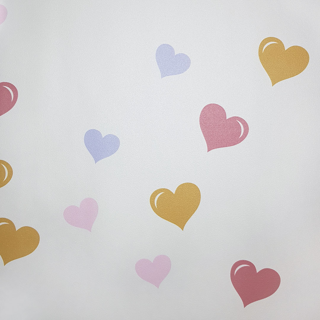 Bílá tapeta pro dívky se srdíčky, srdce růžová, béžová, fialová - Dekoori obrázek 3
