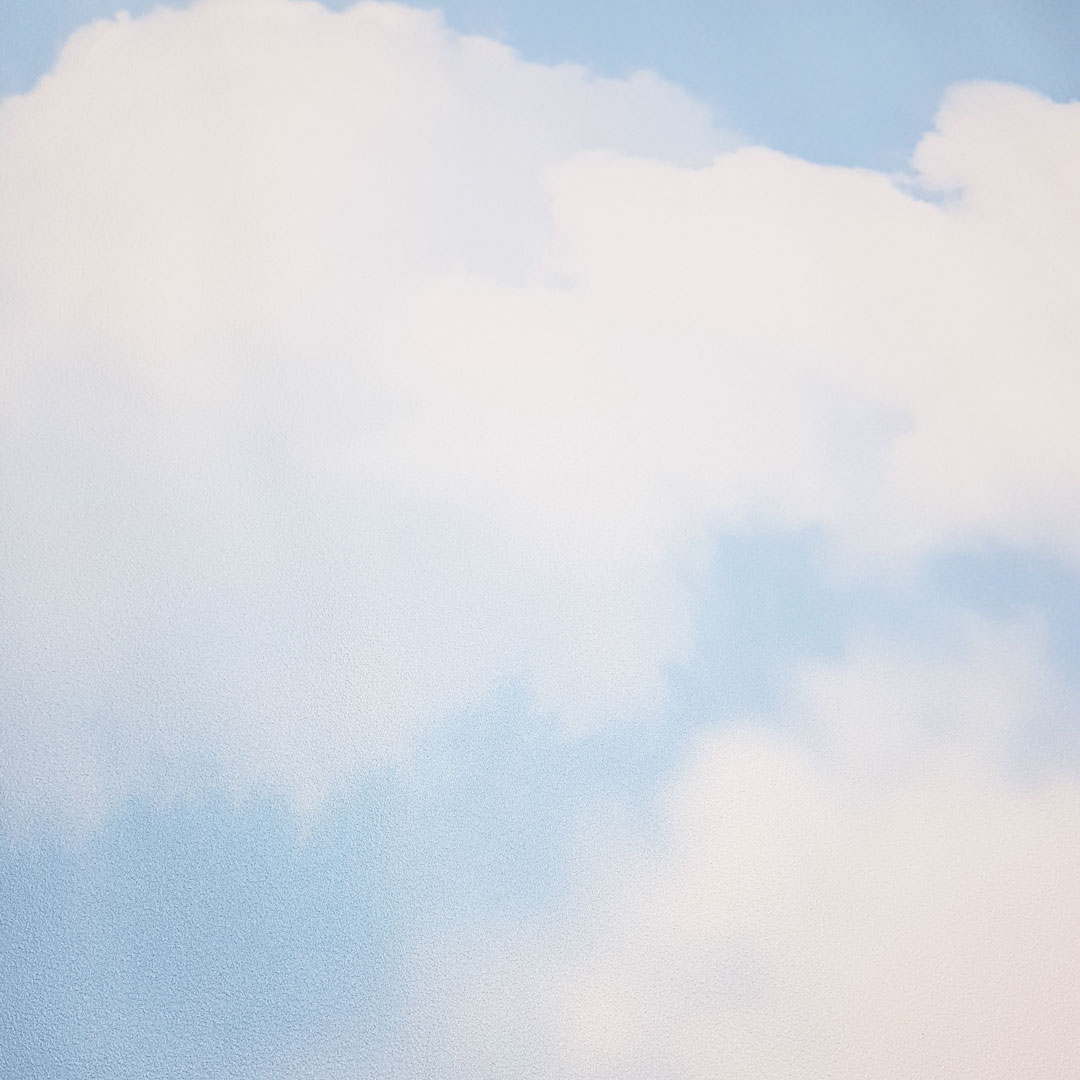 Světle modrá tapeta s bílými mraky, oblaky - Dekoori obrázek 3