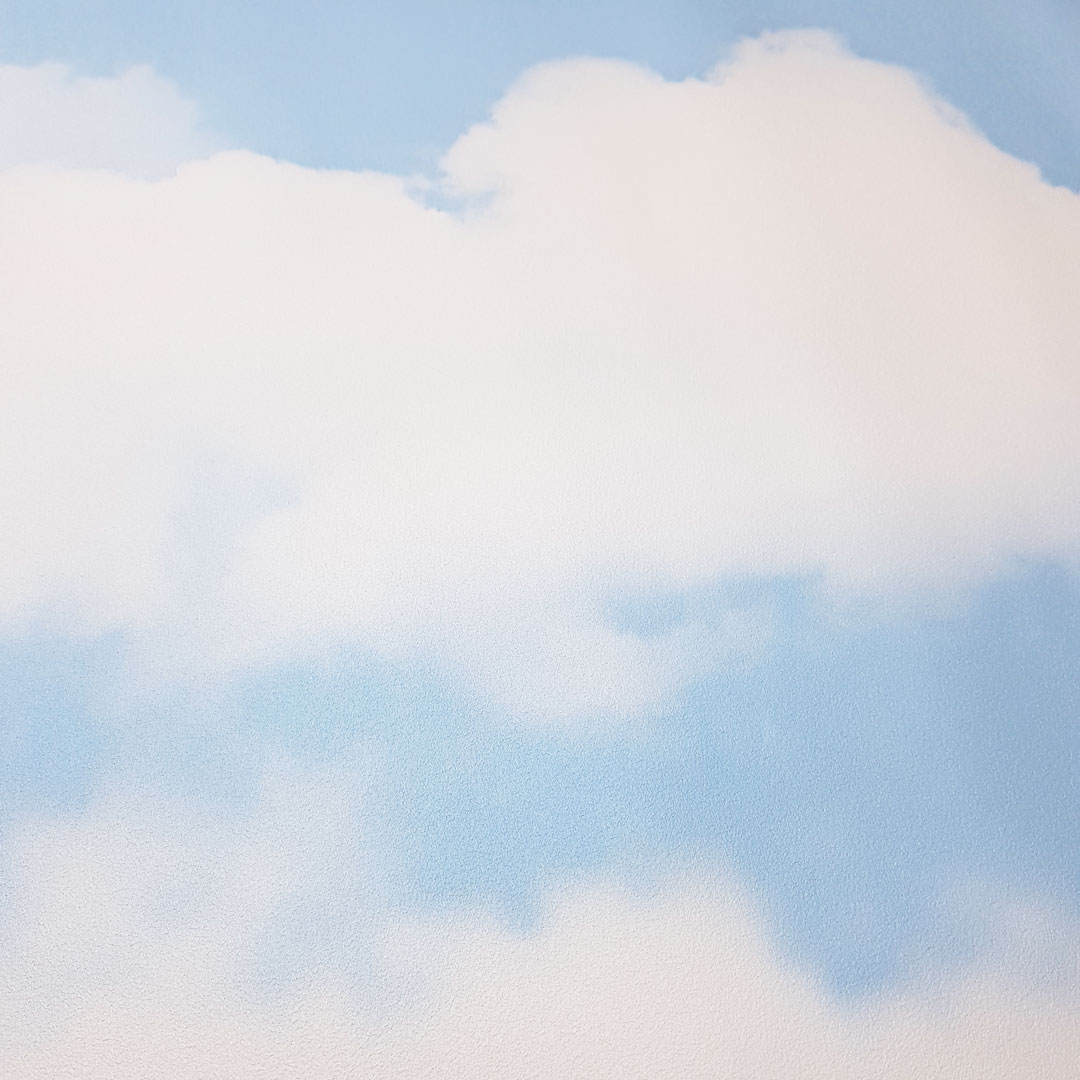Světle modrá tapeta s bílými mraky, oblaky - Dekoori obrázek 4