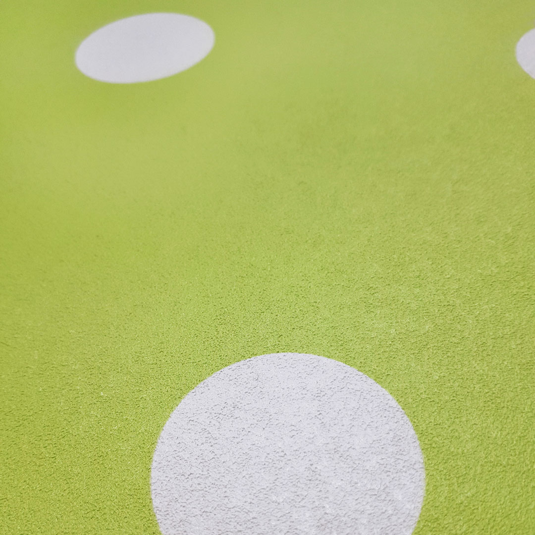 Tapeta zelená, limetková s bílými puntíky, tečkami 5 cm - Dekoori obrázek 2