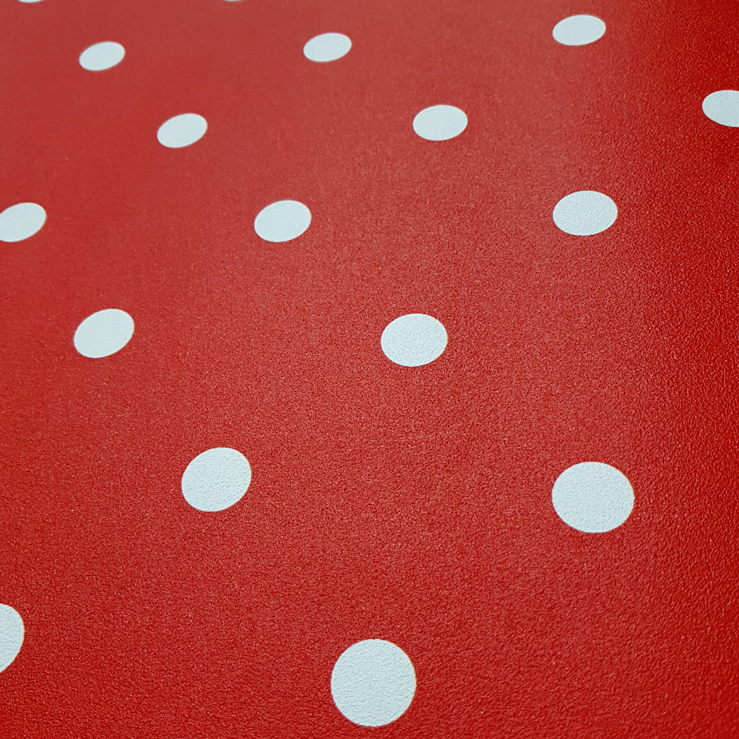 Červená tapeta s drobnými bílými puntíky 2 cm - Dekoori obrázek 2