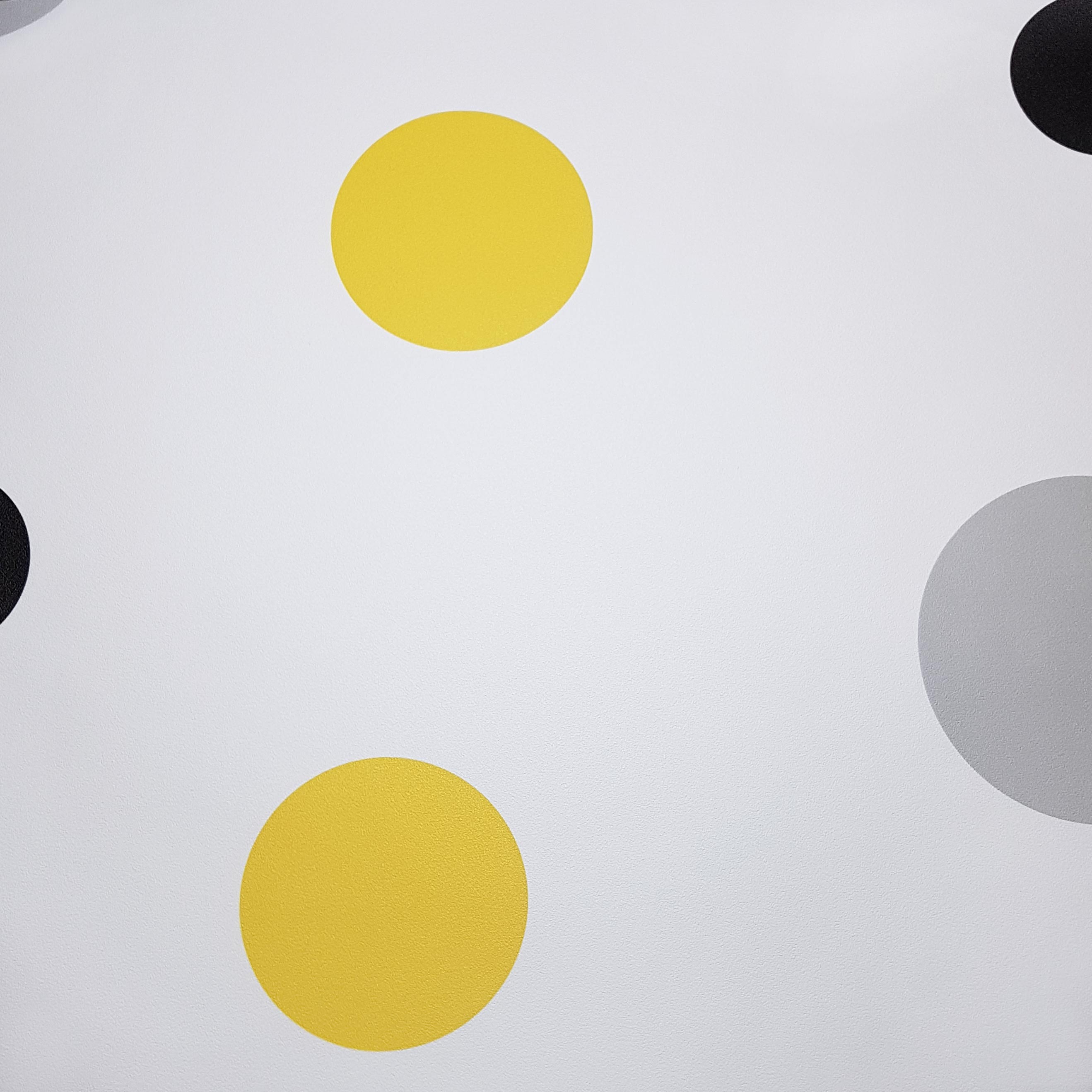 Moderní bílá tapeta s bublinami, šedými, černými a žlutými tečkami, puntíky - Dekoori obrázek 3