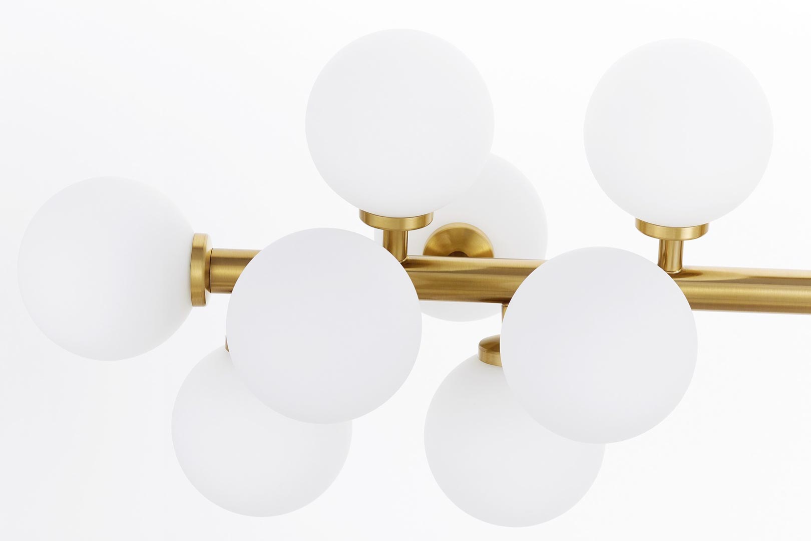 Elegantní, mosazné, závěsné svítidlo PETRICA W16 bílé stínidla skleněné koule - Lumina Deco obrázek 4