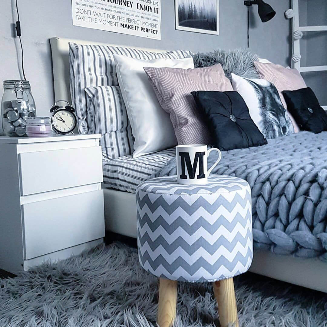 Bílo-šedý pouf se vzorem cik-cak malá stolička styl skandinávský, loftový - Lily Pouf obrázek 4