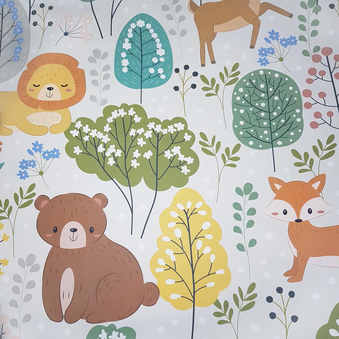 Tapeta se zvířátky: jelen, lev, medvídek, liška a ptáček hrající si v listnatém lese, se zelenými a šedými kvetoucími stromy - Dekoori obrázek 3