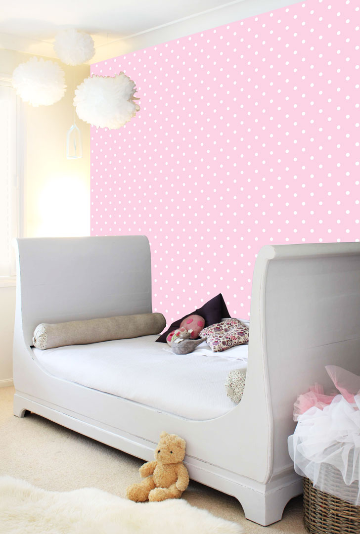 Tapeta růžová s drobnými bílými puntíky, tečky polka dot 2 cm - Dekoori obrázek 4