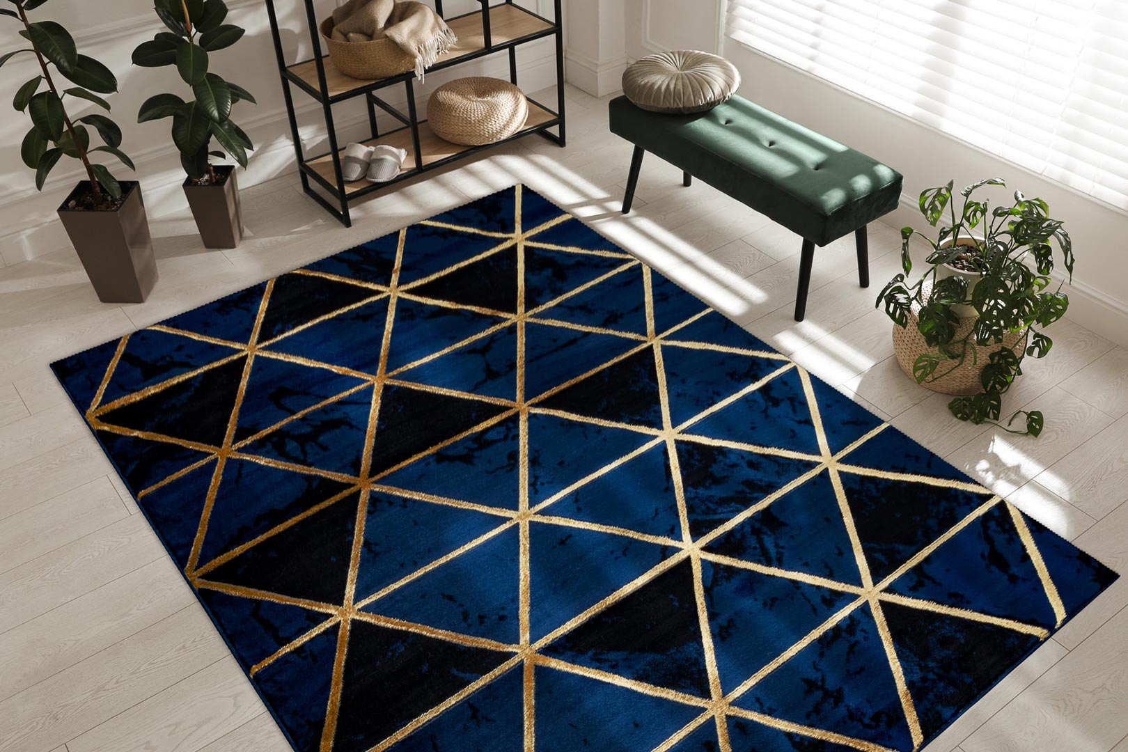 Elegantní tmavě modrý koberec geometrický vzor se zlatými trojúhelníky, černý mramor - Dywany Łuszczów obrázek 4