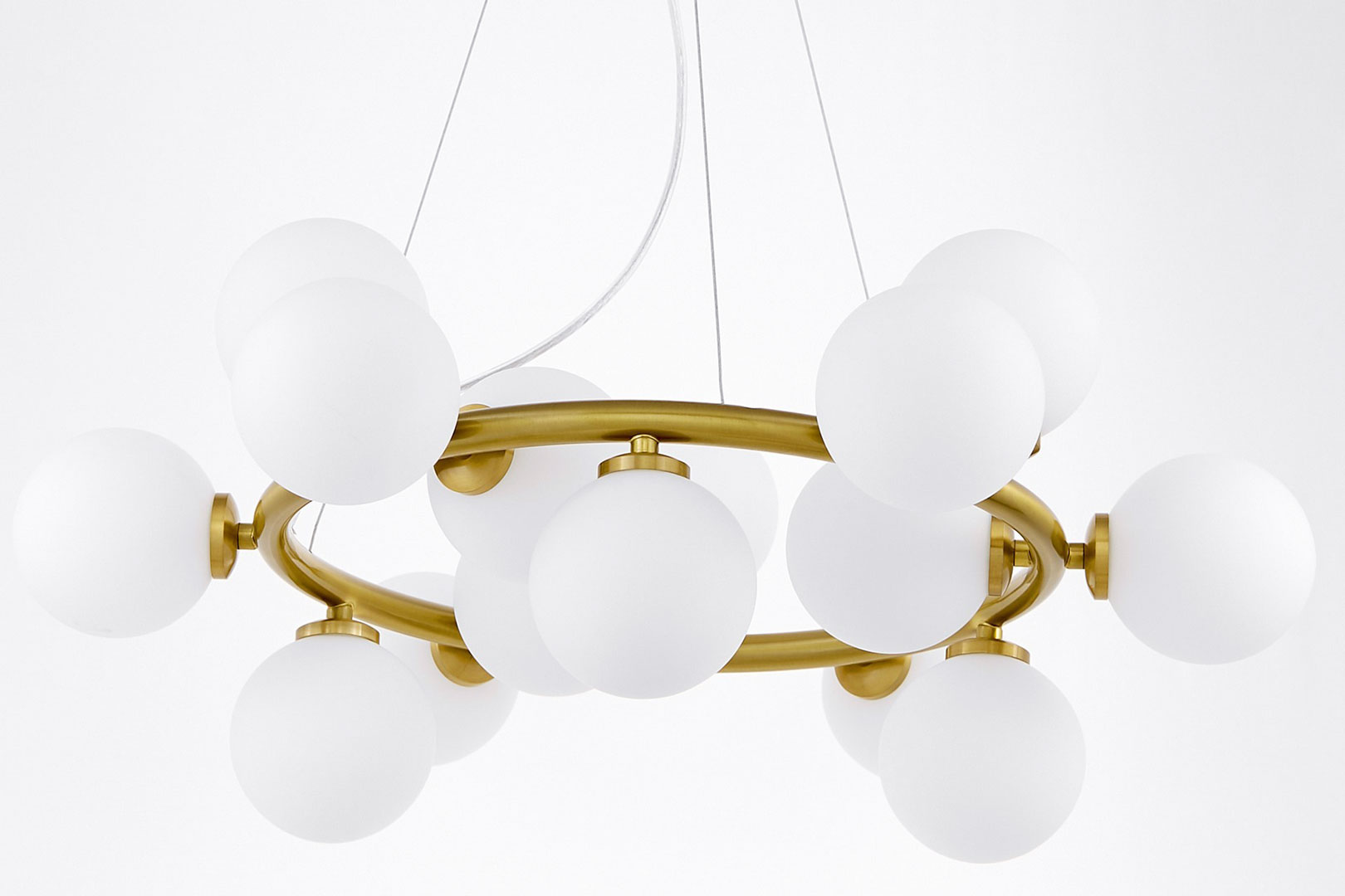Vícebodová závěsná lampa MARSIADA v mosazné barvě, moderní bílá stínidla ve tvaru koule - Lumina Deco obrázek 3
