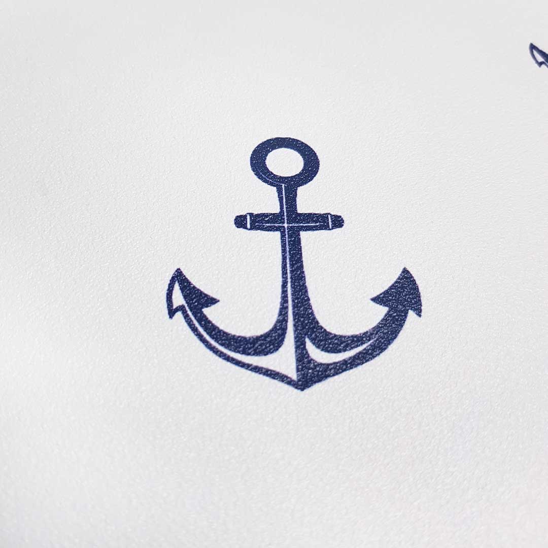 Bílo-modrá tapeta s kotvami v námořnickém, mořském stylu - Dekoori obrázek 2