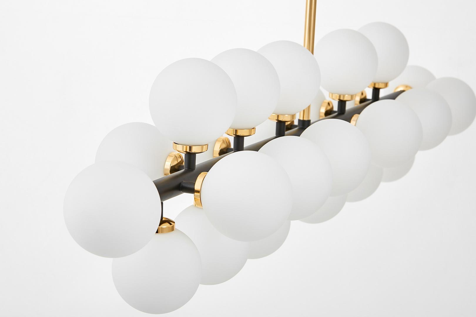 Exkluzivní lustr v černé a zlaté barvě PETRICA, stínítka z bílého skla - Lumina Deco obrázek 4