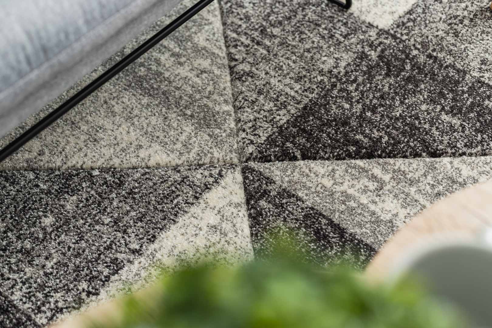 Syntetický tmavý koberec s geometrickým vzorem a imitací opotřebení, trojúhelníky a čtverce - Dywany Łuszczów obrázek 4