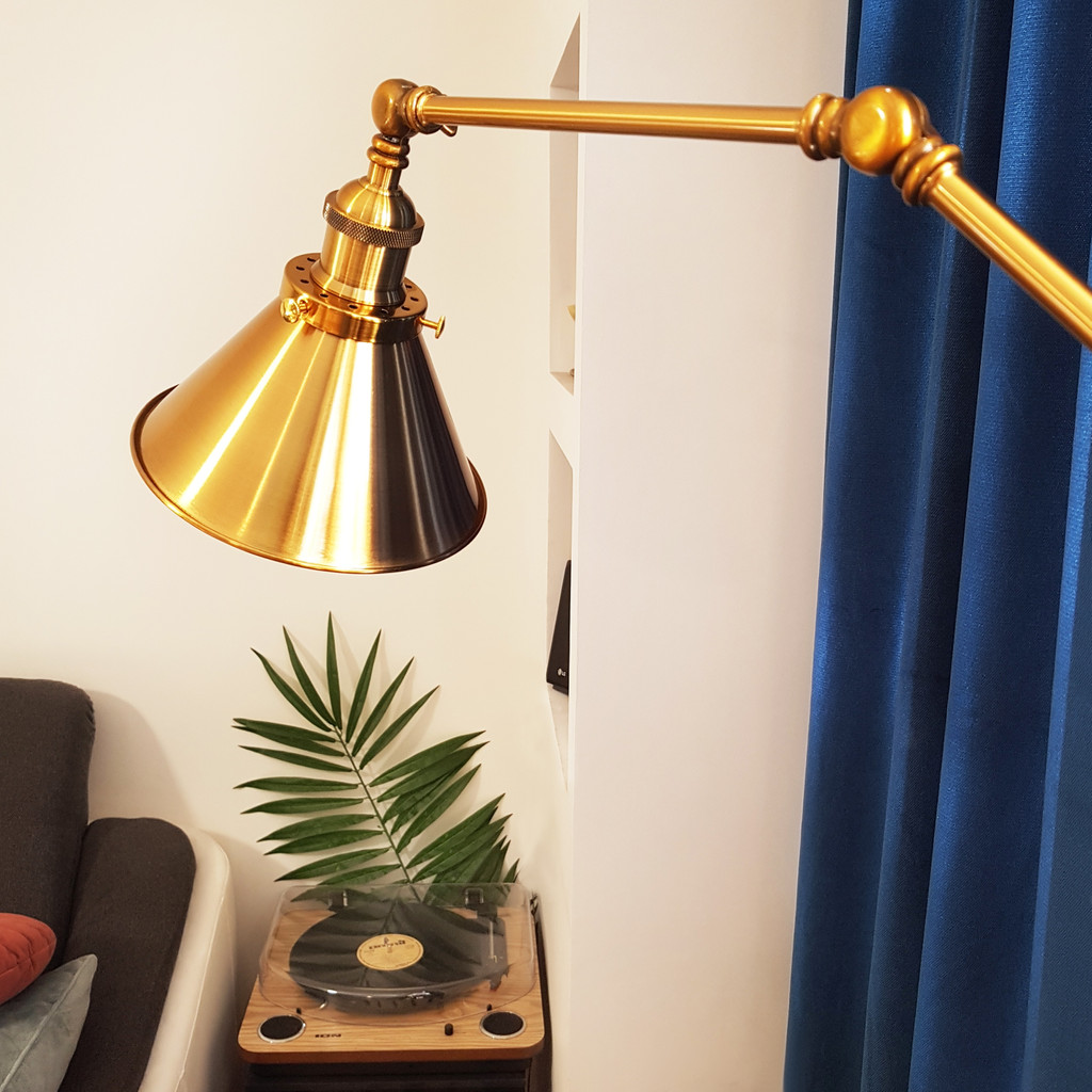 Nastavitelná nástěnná lampa v barvě zlaté mosazi GUBI W2 industriální průmyslové svítidlo na čtení - Lumina Deco obrázek 4