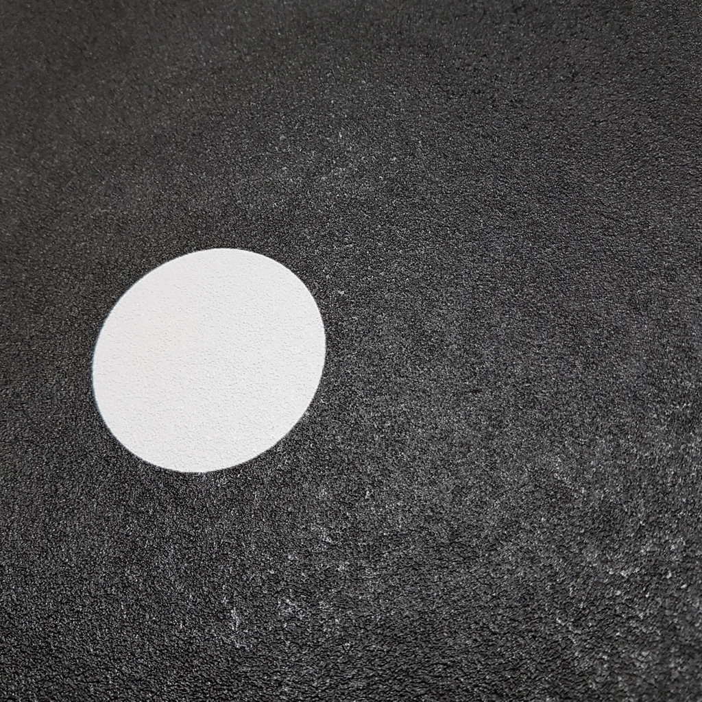 Černá tapeta s bílými puntíky, tečky 5 cm - Dekoori obrázek 4