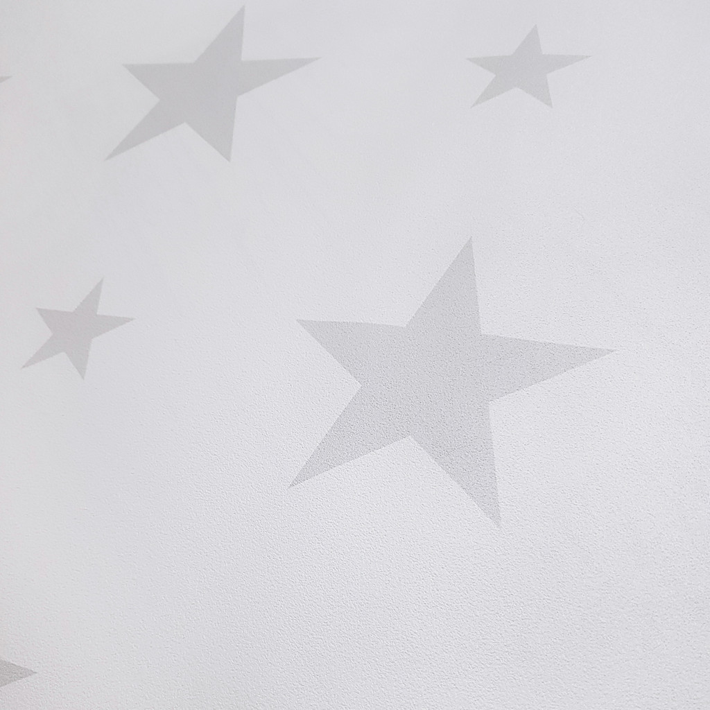 Bílá tapeta - hvězdy šedé a růžové velikosti 15 a 7 cm - Dekoori obrázek 4