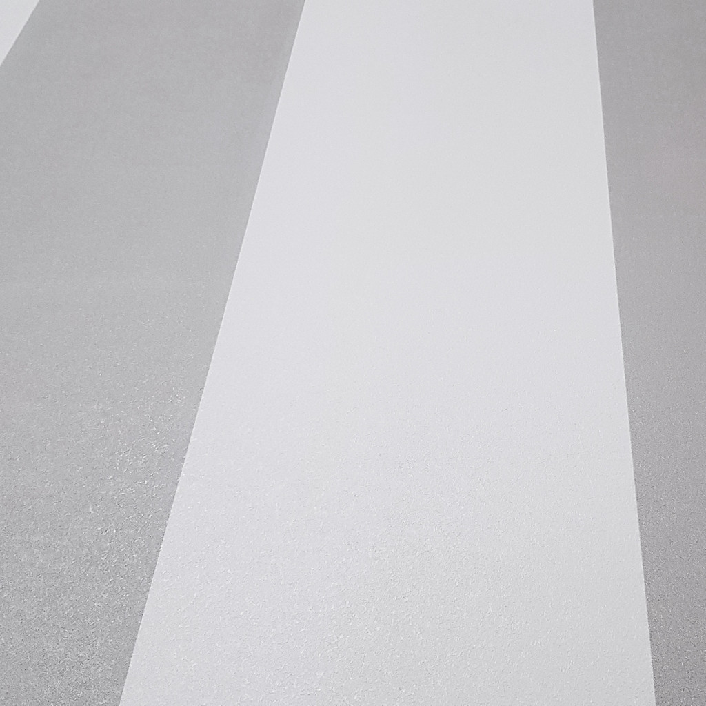 Tapeta se svislými bílo-šedými pruhy šířky 16,6 cm - Dekoori obrázek 4