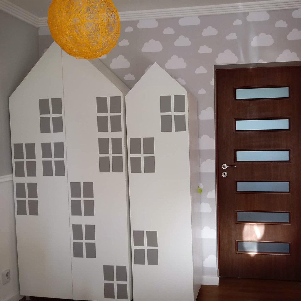 Šedo-bílá tapeta na zeď s mraky, mráčky velikostí 7,5-24 cm - Dekoori obrázek 3