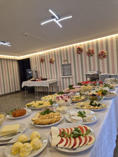 Stylová, bílá tapeta se světle šedými a růžovými svislými pruhy 8 cm