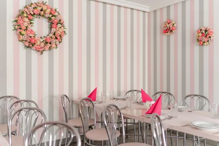 Stylová, bílá tapeta se světle šedými a růžovými svislými pruhy 8 cm