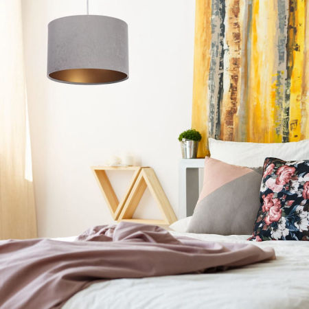 Šedá závěsná lampa s velurovým stínidlem se zlatým vnitřkem ve tvaru válce KAMELIA