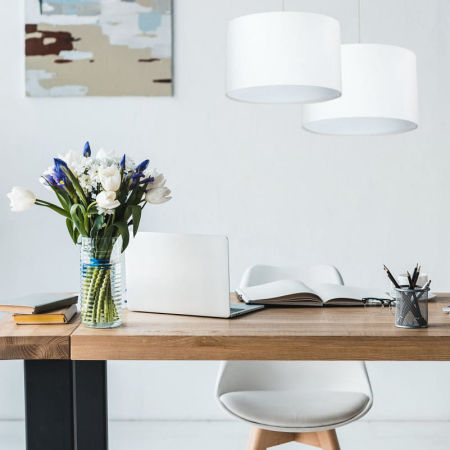 Bílé závěsné svítidlo ve tvaru válce s velurovým stínidlem LILIA