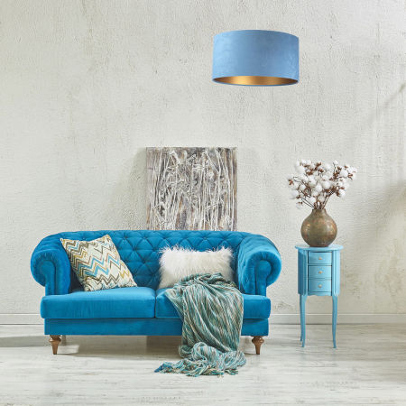 Modré závěsné svítidlo s velurovým stínidlem ve tvaru válce se zlatým vnitřkem ANGARIKA