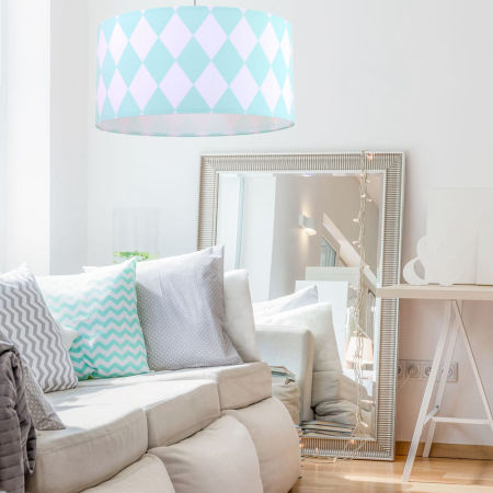 Mátovo-bílá závěsná lampa s válcovým stínidlem z veluru s velkými kosočtverci