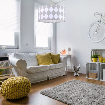 Šedo-bílé závěsné svítidlo s velurovým stínidlem s velkými kosočtverci