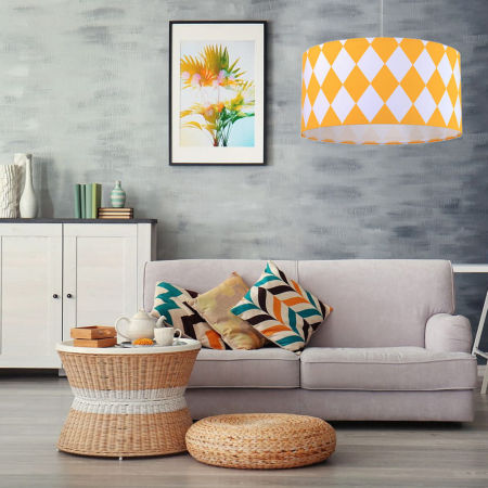 Žluto-bílá závěsná lampa s velurovým válcovým stínidlem s velkými kosočtverci
