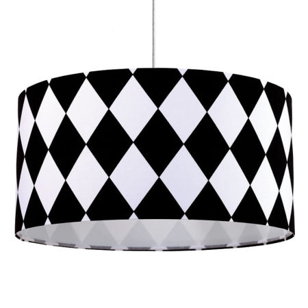 Černo-bílá závěsná lampa s velurovým stínidlem ve tvaru válce s velkými kosočtverci