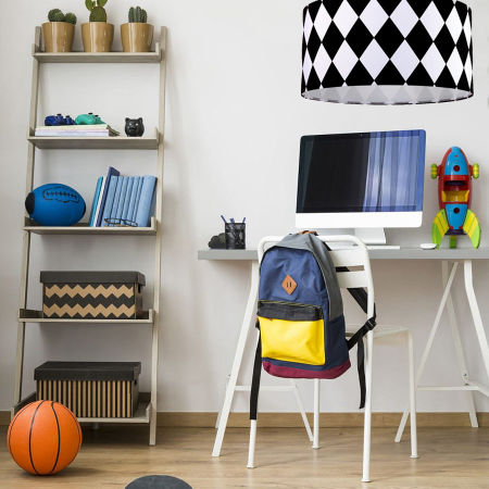 Černo-bílá závěsná lampa s velurovým stínidlem ve tvaru válce s velkými kosočtverci