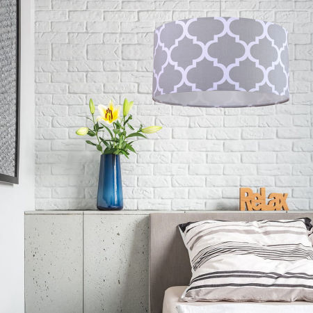 Šedo-bílé závěsné svítidlo s velurovým stínidlem MAROKO se vzorem marockého jetele