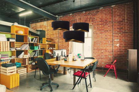 Černé závěsné svítidlo s asymetrickým stínidlem se zlatým vnitřkem EMI