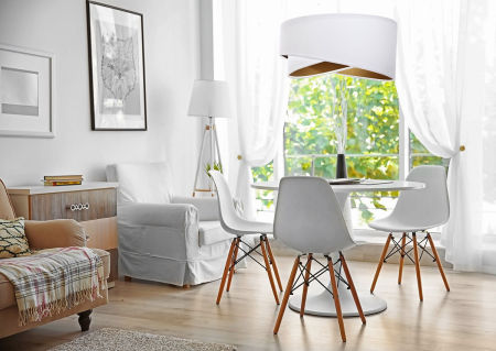 Bílá závěsná lampa s velurovým stínidlem se zlatým vnitřkem, asymetrická CHLOE