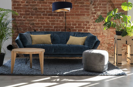 Tmavě modro-bílá závěsná lampa s velurovým asymetrickým stínidlem se zlatým vnitřkem NESSA