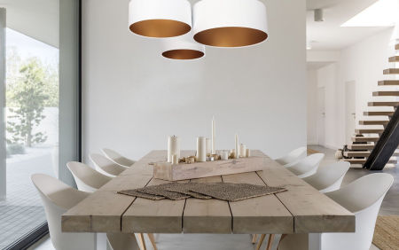 Bílá stropní lampa tvořená sadou válcových velurových stínidel se zlatými vnitřky BEVIN