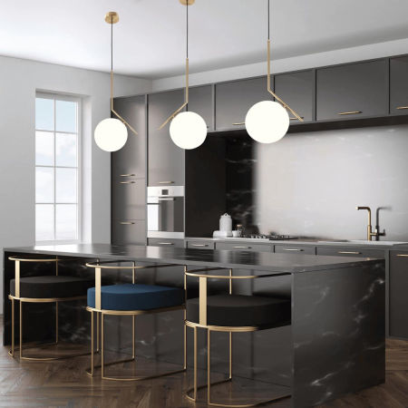 Moderní mosazná závěsná lampa SORENTO kovová se skleněným kulatým stínidlem