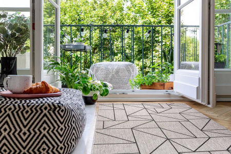 Zajímavý geometrický šedý béžový koberec s černými liniemi boho