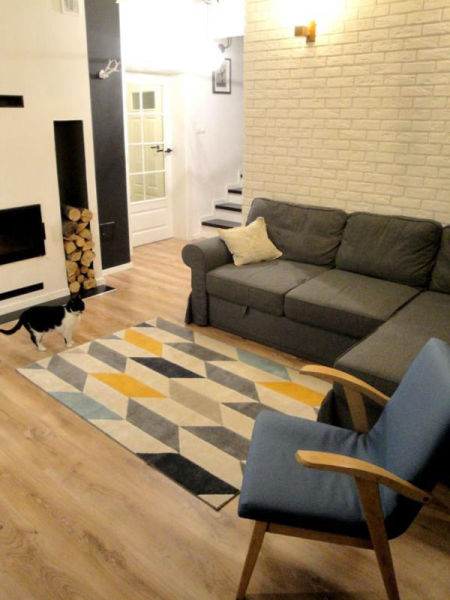 Koberec se žlutými, šedými, modrými a krémovými kosočtverci, moderní geometrický vzor rybí kost, pro teenagery, mládežnický