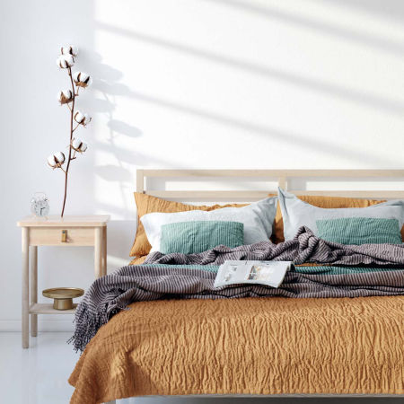 Bílá jednobarevná strukturovaná tapeta na zeď