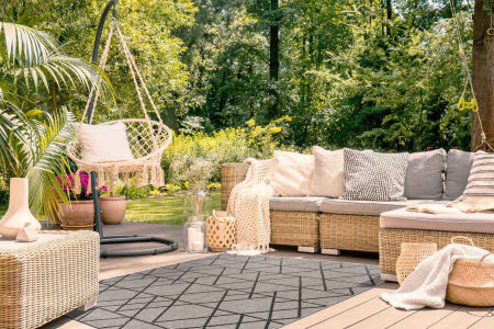 Šedý a béžový šňůrkový koberec s černým geometrickým vzorem trojúhelníků, kosočtverců, boho styl, na terasu a do bytu - BOHANA